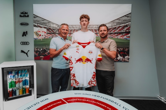 {"titleEn":"Contract Signing Valentin Sulzbacher","description":"SALZBURG, AUSTRIA: Valentin Sulzbacher (M) of FC Red Bull Salzburg with Stephan Reiter (L/CEO) and Bernhard Seonbuchner (R/Director of Sports) after the signing of his contract at Red Bull Arena in Salzburg, Austria. (Photo by FC Red Bull Salzburg)","tags":null,"focusX":0.0,"focusY":0.0}