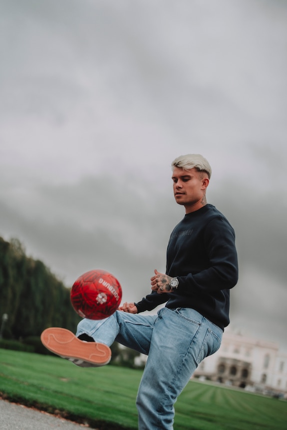 {"titleEn":"Photo Shooting Kamil Piatkowski","description":"SALZBURG, AUSTRIA: Kamil Piatkowski of FC Red Bull Salzburg during a photo shooting at Schlosspark Klessheim in Salzburg, Austria. (Photo by FC Red Bull Salzburg)","tags":null,"focusX":0.0,"focusY":0.0}