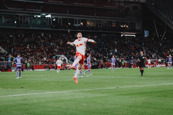 {"titleEn":"ADMIRAL Bundesliga  Red Bull Salzburg v FK Austria Wien","description":"SALZBURG, AUSTRIA - SEPTEMBER 28: Oscar Gloukh of FC Red Bull Salzburg during the ADMIRAL Bundesliga match FC Red Bull Salzburg v FK Austria Wien on September 28, 2024 in Salzburg, Austria. \rPhoto by Gintare Karpaviciute - FC Red Bull Salzburg","tags":"Oscar Gloukh of FC Red Bull Salzburg","focusX":0.0,"focusY":0.0}