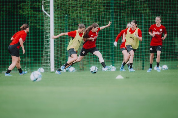 {"titleEn":"Training Session U20w","description":"SALZBURG, AUSTRIA - JULY 22: Team members of FC Red Bull Salzburg during a training session U20w at Landessportzentrum Rif on July 22, 2024 in Salzburg, Austria. (Photo by Andreas Schaad - FC Red Bull Salzburg)","tags":null,"focusX":0.0,"focusY":0.0}