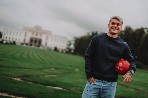 {"titleEn":"Photo Shooting Kamil Piatkowski","description":"SALZBURG, AUSTRIA: Kamil Piatkowski of FC Red Bull Salzburg during a photo shooting at Schlosspark Klessheim in Salzburg, Austria. (Photo by FC Red Bull Salzburg)","tags":null,"focusX":0.0,"focusY":0.0}