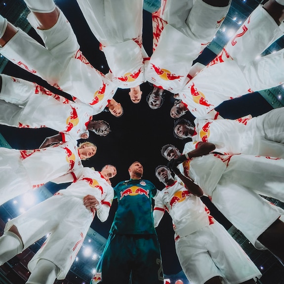 {"titleEn":"Friendly Match – FC Red Bull Salzburg vs. FC Bayern München","description":"SALZBURG, AUSTRIA – JANUARY 06, 2025: Team huddle with players of FC Red Bull Salzburg prior to the friendly match FC Red Bull Salzburg vs. FC Bayern München on January 06, 2025 at Red Bull Arena in Salzburg, Austria. (Photo by FC Red Bull Salzburg)","tags":null,"focusX":0.0,"focusY":0.0}