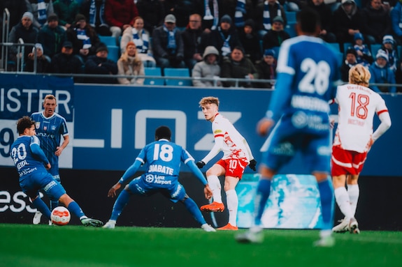 {"titleEn":"ADMIRAL Bundesliga  FC Blau Weiss Linz vs. Red Bull Salzburg \r","description":"LINZ, AUSTRIA - NOVEMBER 10: Bobby Clark of FC Red Bull Salzburg during the ADMIRAL Bundesliga match FC Blau Weiss Linz vs. FC Red Bull Salzburg  on November 10, 2024 in Linz, Austria. \rPhoto by Christian Hofer - FC Red Bull Salzburg","tags":null,"focusX":0.0,"focusY":0.0}