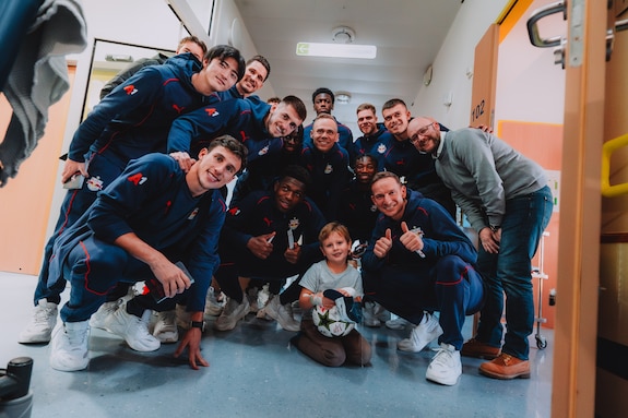 {"titleEn":"Visit Hospital Salzburg","description":"SALZBURG, AUSTRIA - DECEMBER 12:  Nicolas Capaldo, Takumu Kawamura, Janis Blaswich, Aleksa Terzic, Alexander Schlager, Lucas Gourna-Douath, Dorgeles Nene, Pepijn Lijnders, Kamil Piatkowski, Leandro Morgalla, Joane Gadou and John Mellberg of FC Red Bull Salzburg during a visit in the hospital of Salzburg on December 12, 2024 in Salzburg, Austria.\rPhoto by Fabian Weirather - FC Red Bull Salzburg","tags":null,"focusX":0.0,"focusY":0.0}